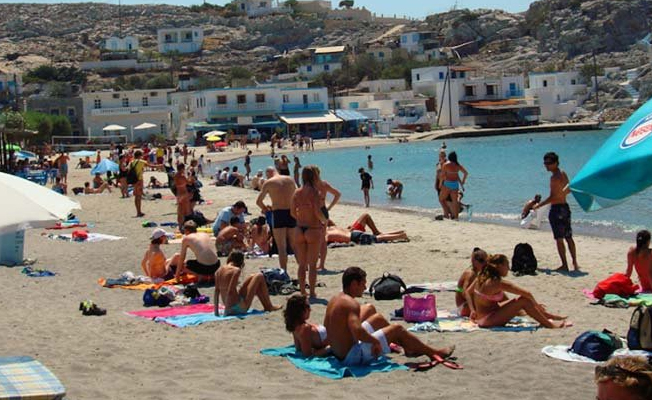 Yunanistan işgal ettiği Türk adalarına turist taşıyor