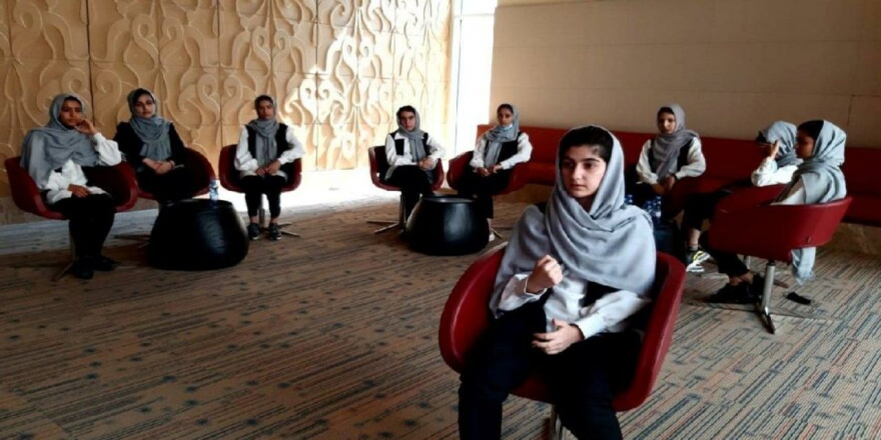 Taliban yine aynı: Kız öğrencilerin ortaokula gitmesini yasakladı