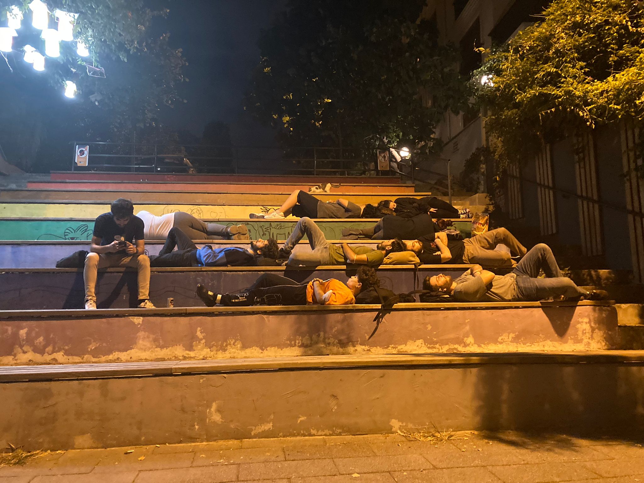'Barınamıyoruz' dediler geceyi parkta geçirdiler