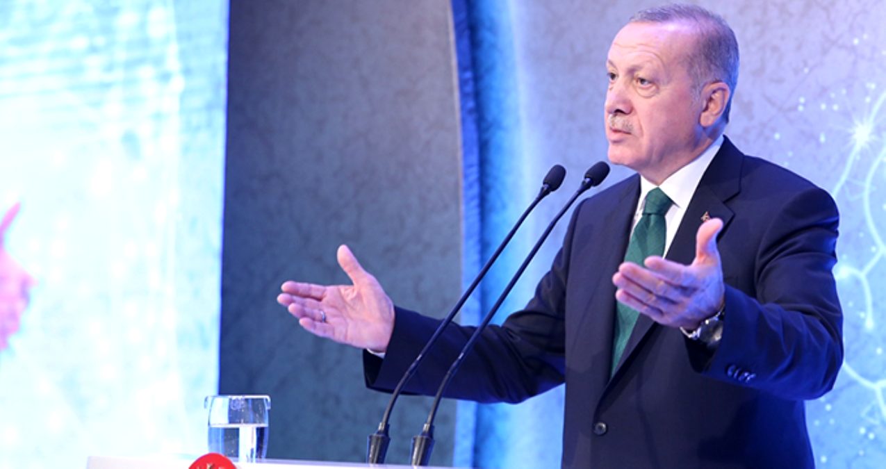 "En yıkıcı yalnızlık, çevremizde yanlışımızı söyleyecek kimsenin kalmamasıdır"