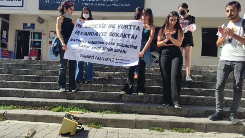 Öğrencilerden yurt protestosu: Para sayma makinesi fırlattılar