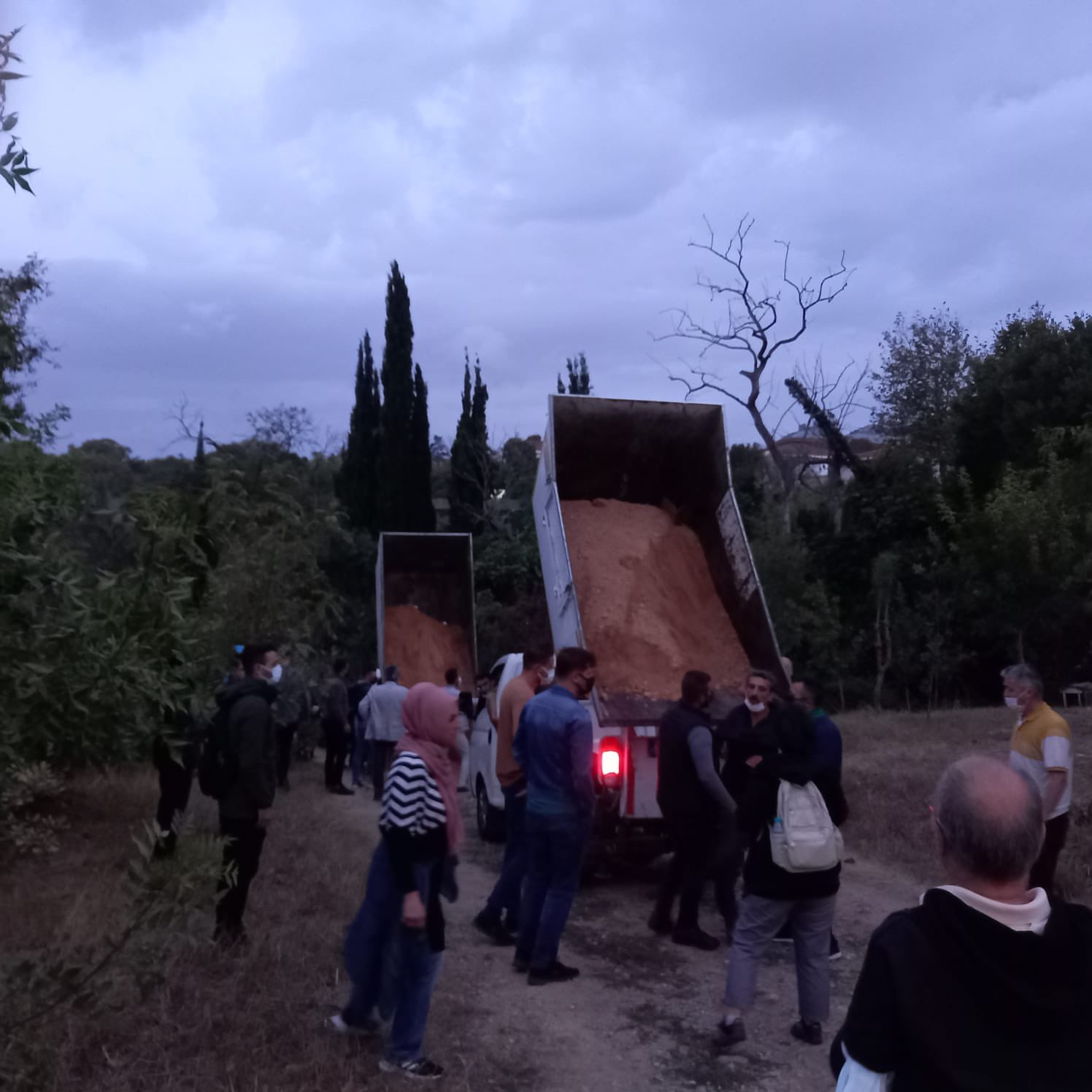 Moloz döküldü çevre sakinleri tepki gösterdi