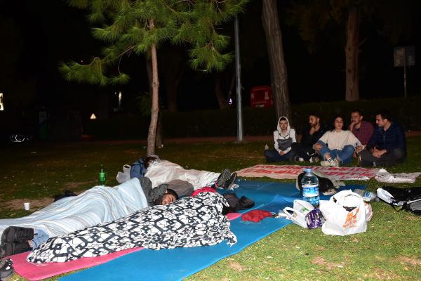 Yurt bulamayan öğrenciler cemaatlerin kucağına itiliyor