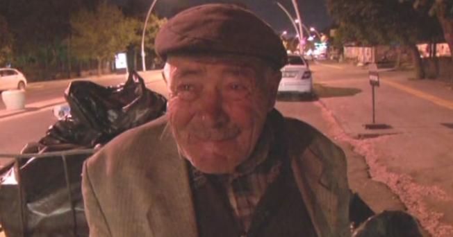 80 yaşında atık kağıt toplayarak yaşıyor...