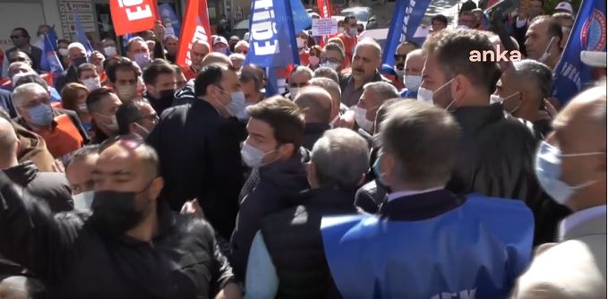 Haklarını kullanmak isteyen öğretmenlere polis engeli!