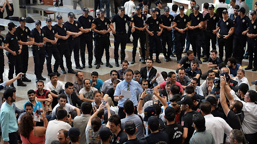 Ali Erbaş hakkında suç duyurusunda bulunacaktı ama... Birçok polis etrafını sardı!