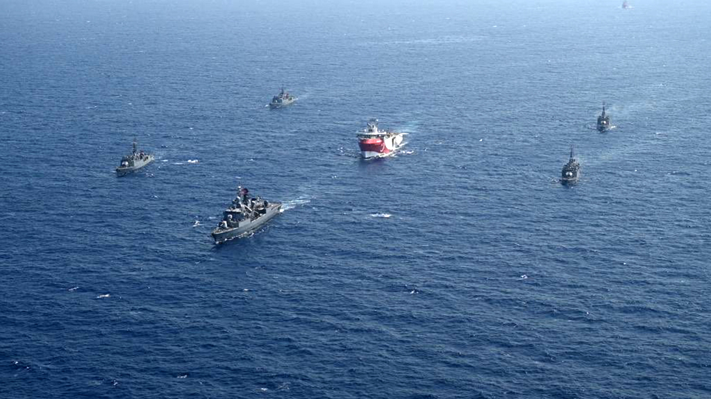 Akdeniz'de gergin anlar: Kıta sahanlığını bozan gemiye müdahale edildi