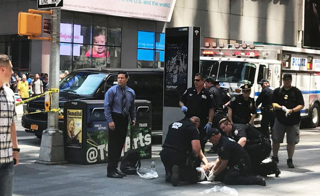 New York'un ünlü meydanında bir araç yayaları ezdi