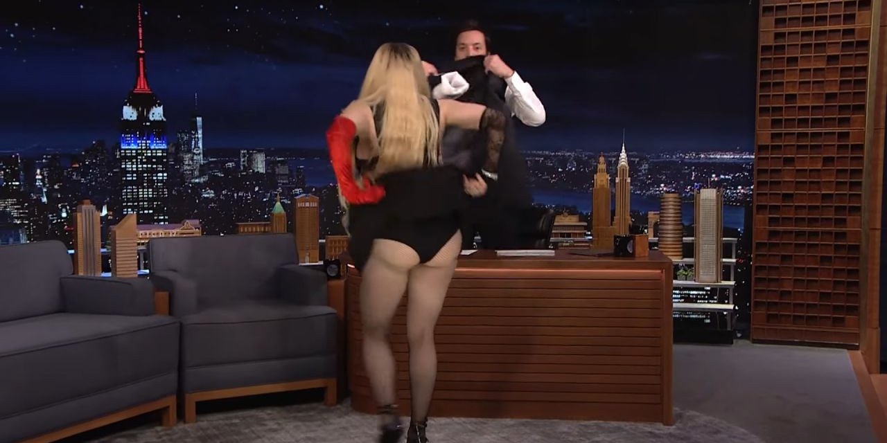 Madonna’dan canlı yayında olay hareketler! Masaya uzandı eteğini çıkarttı...