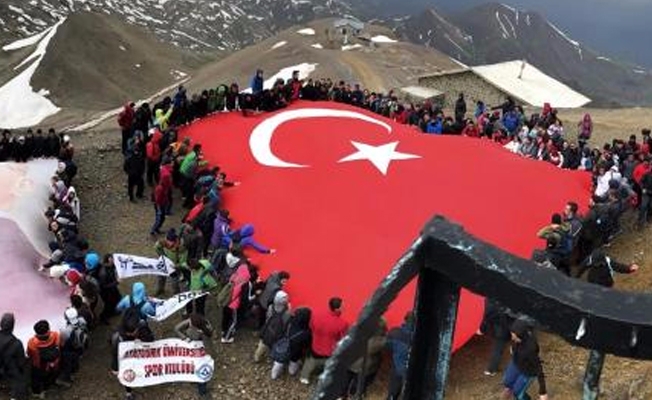 Palandöken Dağı zirvesinde 19 Mayıs Coşkusu