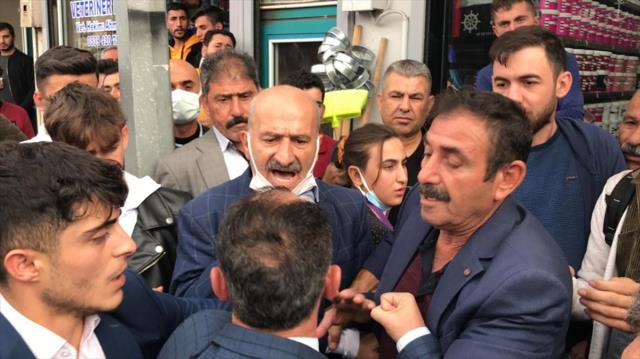 Akşener'in esnaf ziyaretinde arbede! Partililer faili meçhul sorusu soran kişinin üzerine yürüdü
