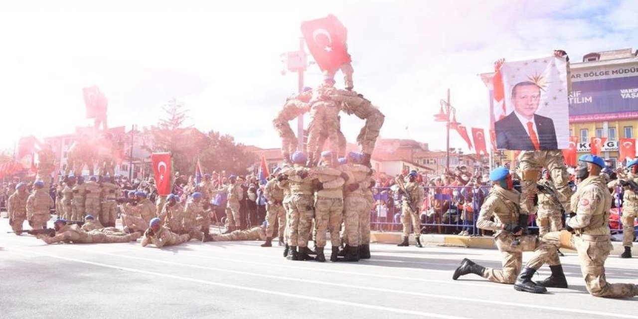 Askerler gösteri sonunda AKP'li Cumhurbaşkanı Erdoğan'ın posterini açtı!