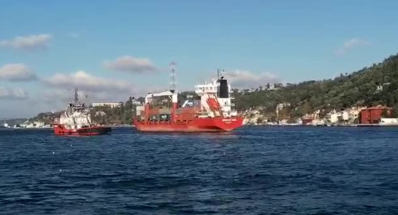 İstanbul Boğazı'nda kargo gemisi sürüklendi