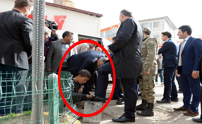 Vali çocuğa ayakkabısını boyattı