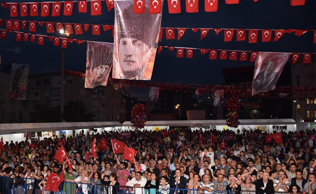 Atatürk'e ve ailesine yapılan hakaretlere İzmirliler tokat gibi cevap verdi