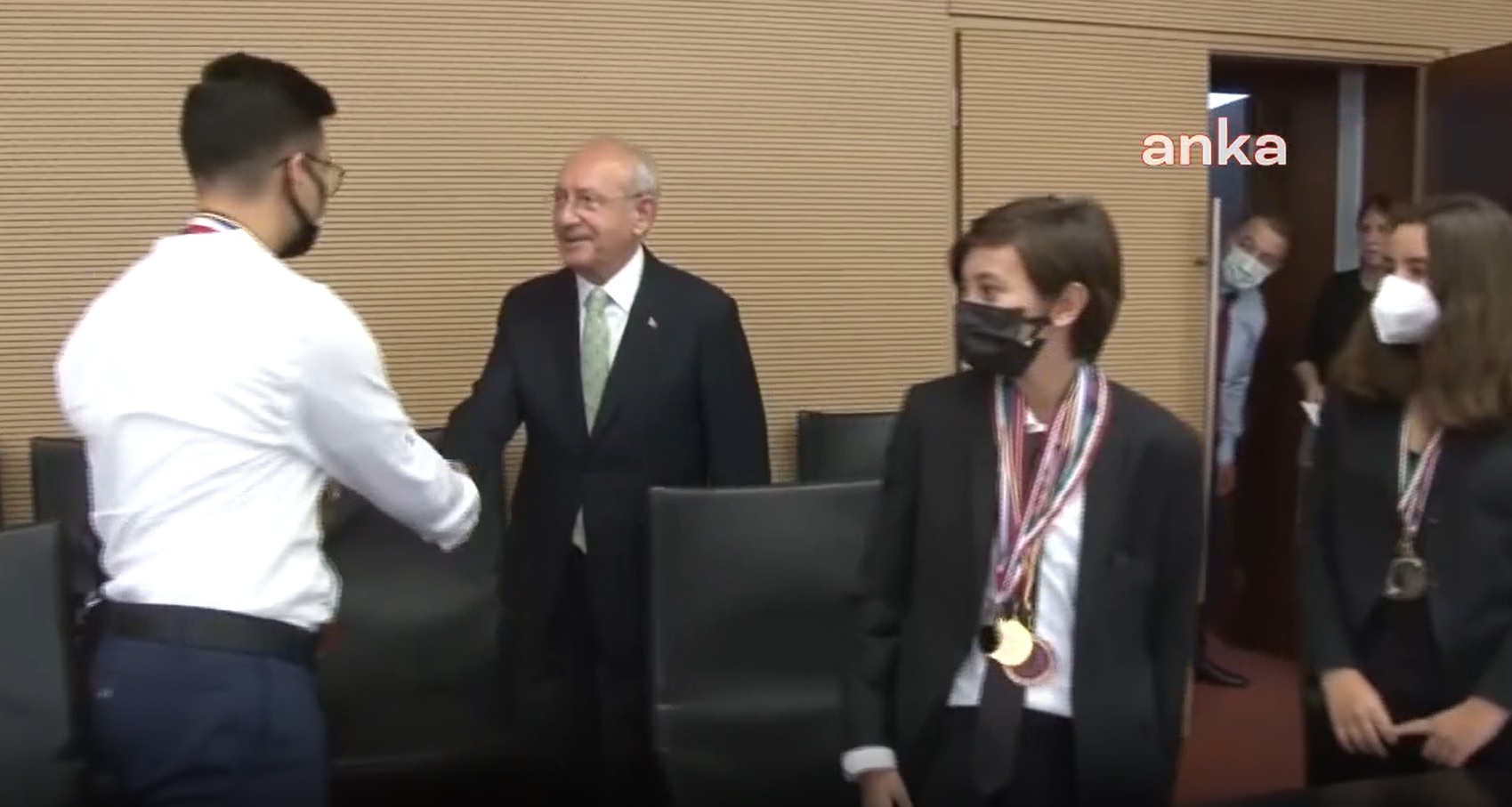 Kılıçdaroğlu,  Buca Belediyesi’nin  dünya birincisi öğrencileriyle bir araya geldi