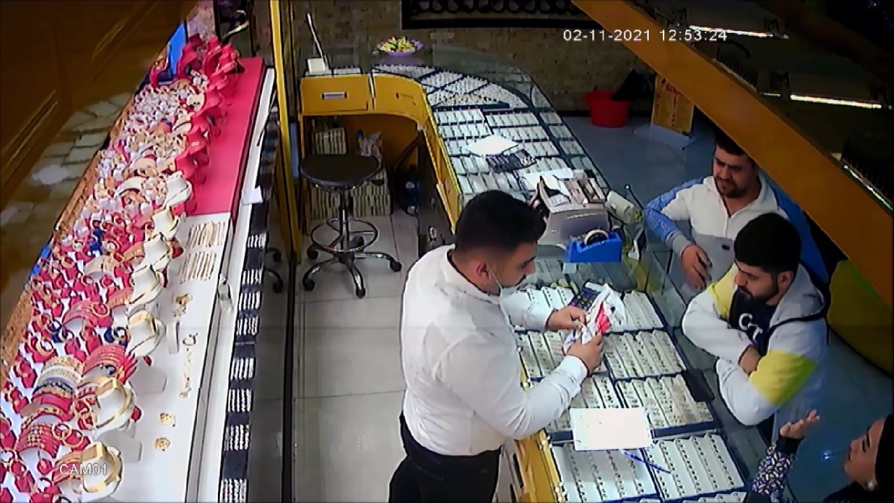 Emniyet müdürüyüm dediler: 500 bin liralık altın dolandırdılar