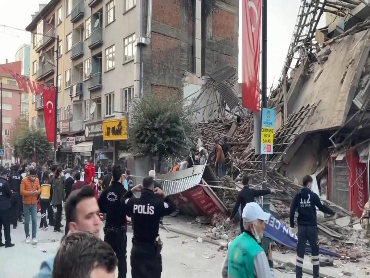 Malatya'da 2 katlı bina çöktü: Enkaz altında yaralılar var