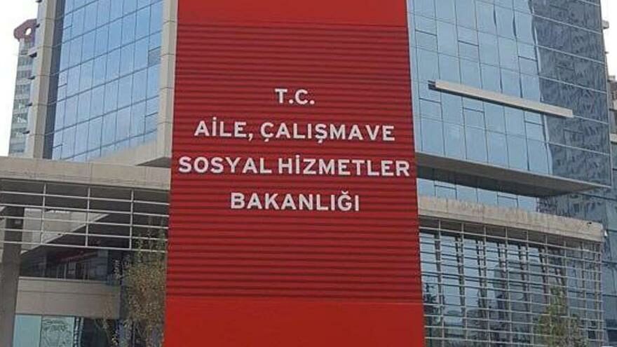 Sansürlü raporda ortaya çıktı: Eski bakanın eşine ve danışmanına makam aracı tahsis edilmiş