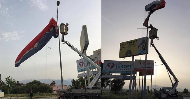 Yamaç paraşütü pilotu asılı kaldı