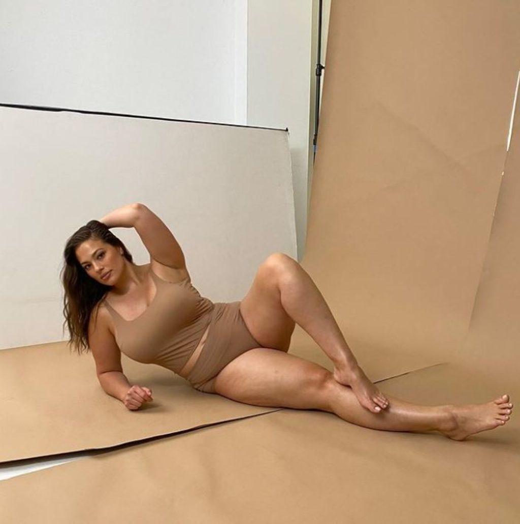 Ashley Graham, hamilelik pozları ile olay oldu!