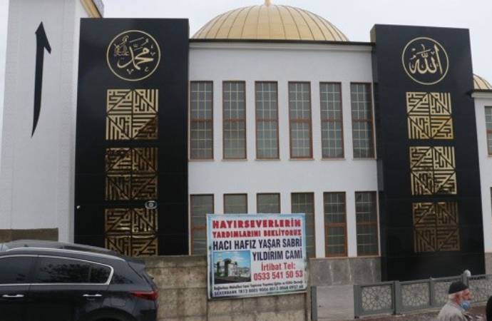 Cami, ‘deniz manzarasını kapattığı’ için mahkemeye verildi