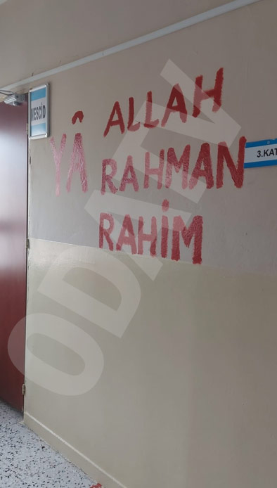 Okul müdürü, okula dini yazı yazdırdı! Haddini, rabbini bil