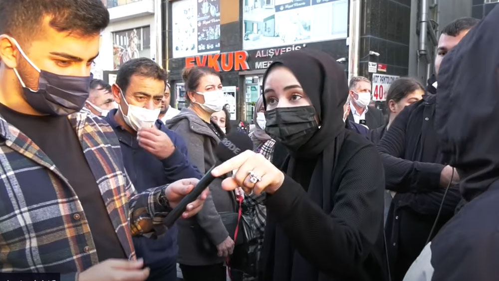 Kim bu kadın! Ekonomiyi eleştiren vatandaşı "Ben devletin içindeyim, röportajdan sonra bilgilerinizi alacağım" diyerek tehdit etti