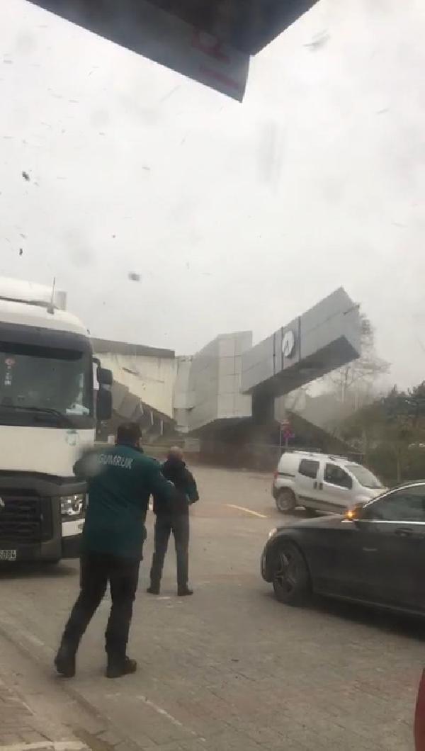 Lodosun etkisiyle saat kulesi devrildi: O anlar kamerada...