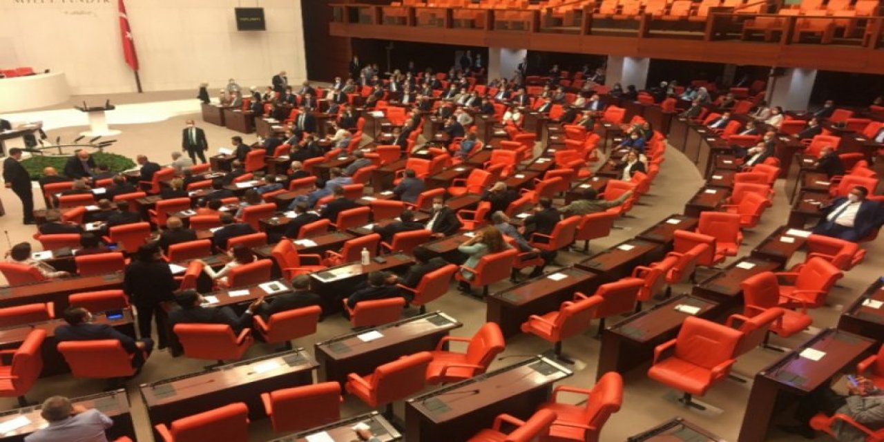 Meclis'te CHP ve AKP arasında 'kadın kotası' tartışması: AKP grubunu topa tuttu...