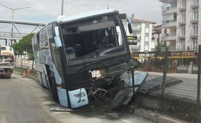 AKP'lileri taşıyan otobüs kaza yaptı: Yaralılar var