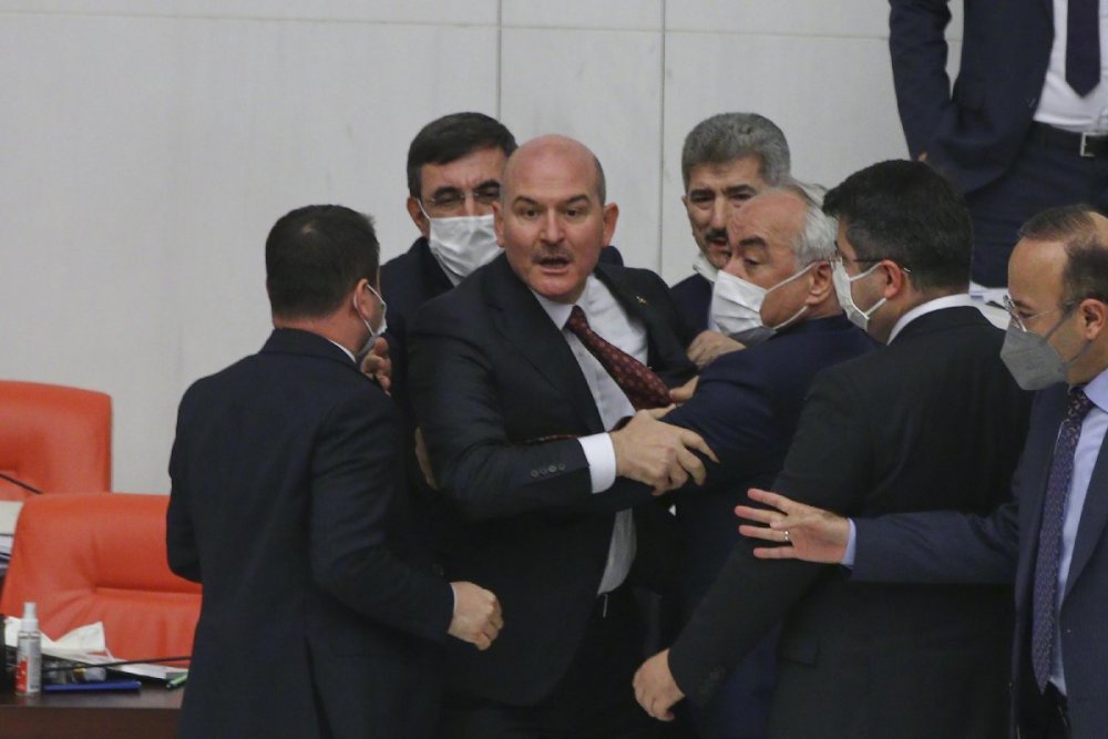 CHP'li Özel'in sözlerini beğenmeyen AKP'li vekil yumruk atmaya çalıştı