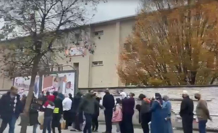 İstanbul'da metrelerce ekmek kuyruğu