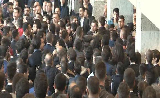 MHP kongresinde kavga; 'Lidere sadakat şerefimizdir'