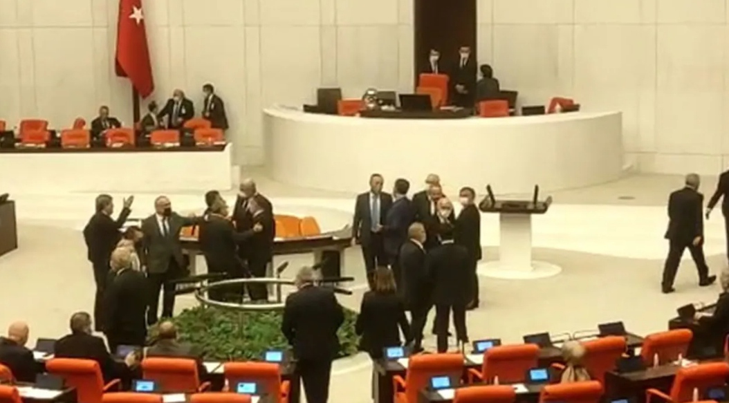 'FETÖ'cülük' kavgası... TBMM'de tansiyon yükseldi!
