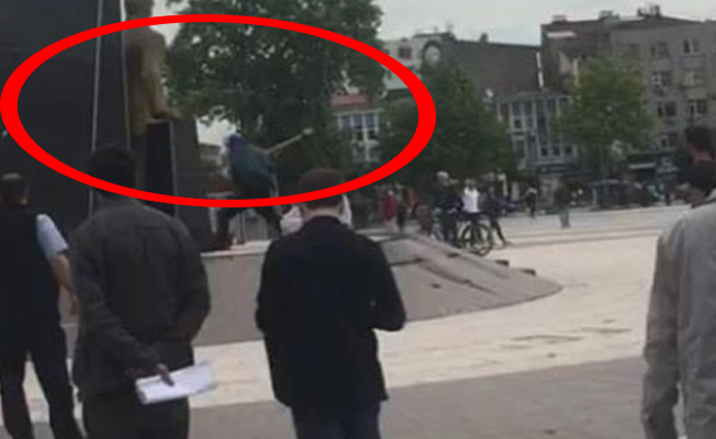 Atatürk anıtına baltayla saldırdı, halkın elinden zor aldılar