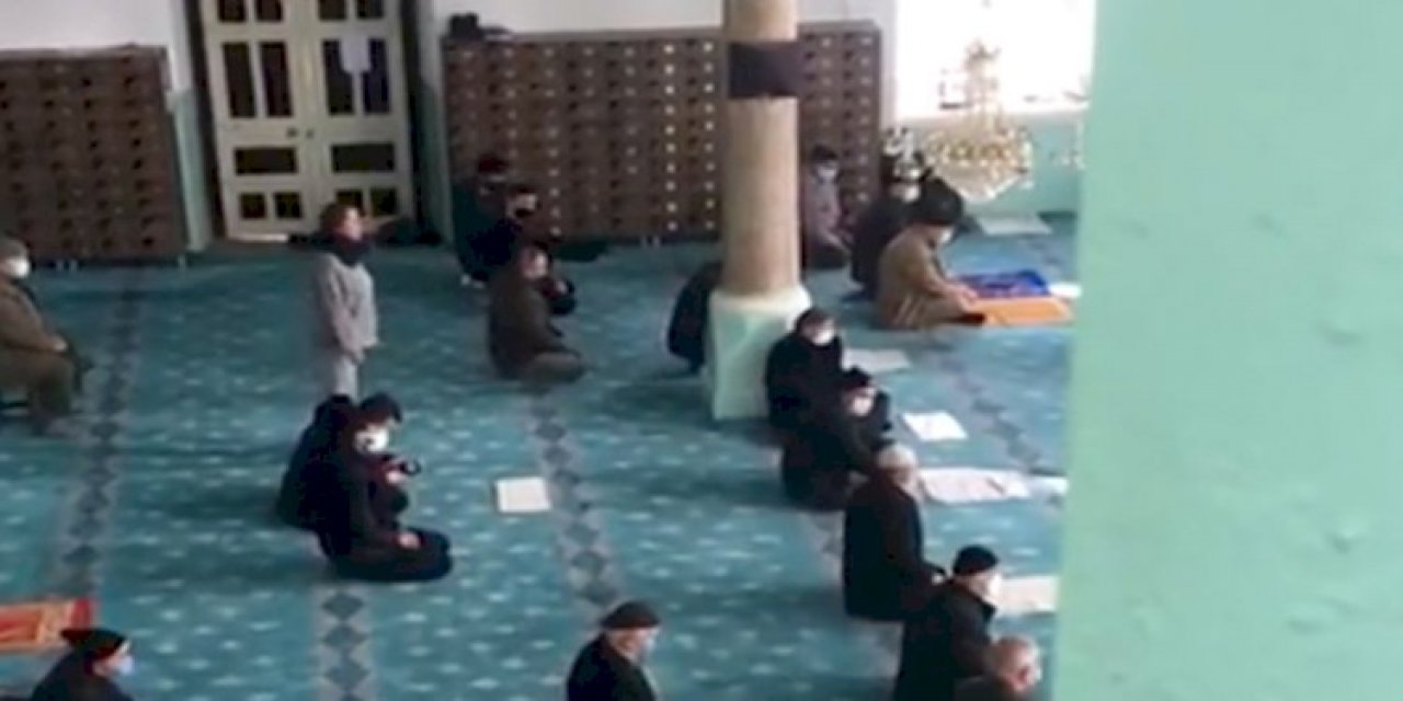 Namaz sırasında camiye giren kadın 'açız aç' diye bağırdı