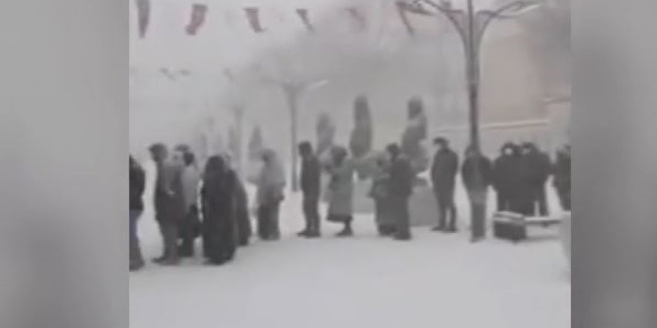 Ağlatan görüntüler... Eksi 5 derecede ucuz ekmek kuyruğu!