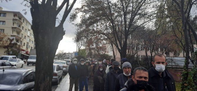 CHP'li vekil isyan etti: Karda ekmek kuyruğu