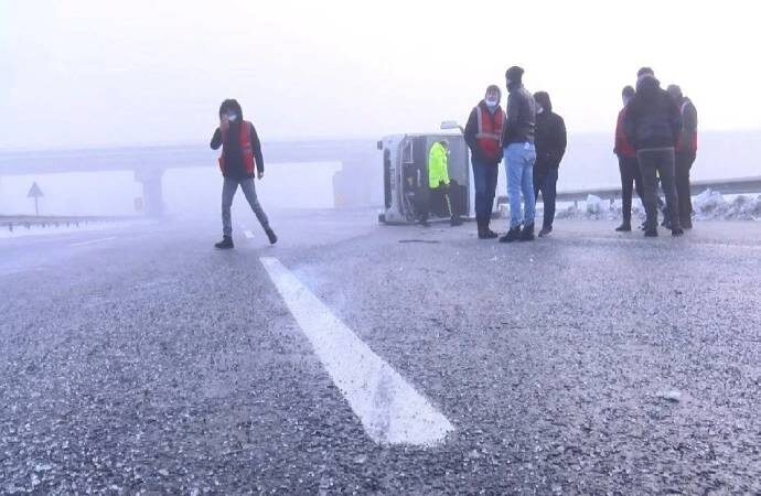 Polisleri taşıyan servis devrildi: 10 yaralı