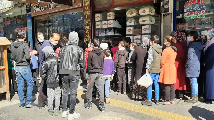 AKP'nin kalesinden manzaralar! Askıda bayat ekmek kuyruğu