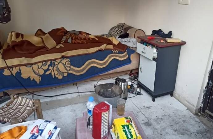 Isınmak için kovada ateş yakan işçi zehirlendi