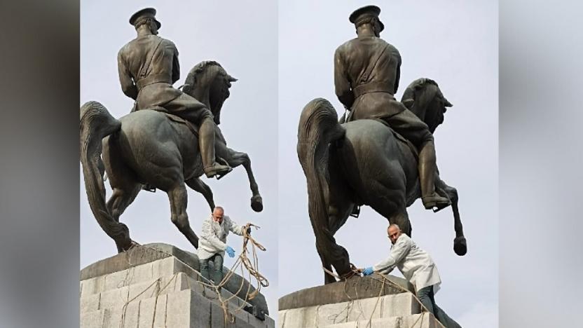 Çirkin saldırı! Atatürk anıtına halat bağlayıp devirmeye çalıştılar