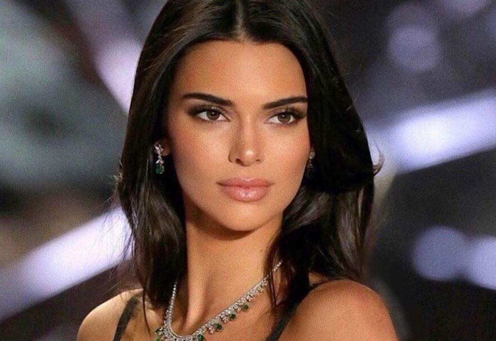Kendall Jenner iç çamaşırlı pozu ile Instagram'ı salladı!