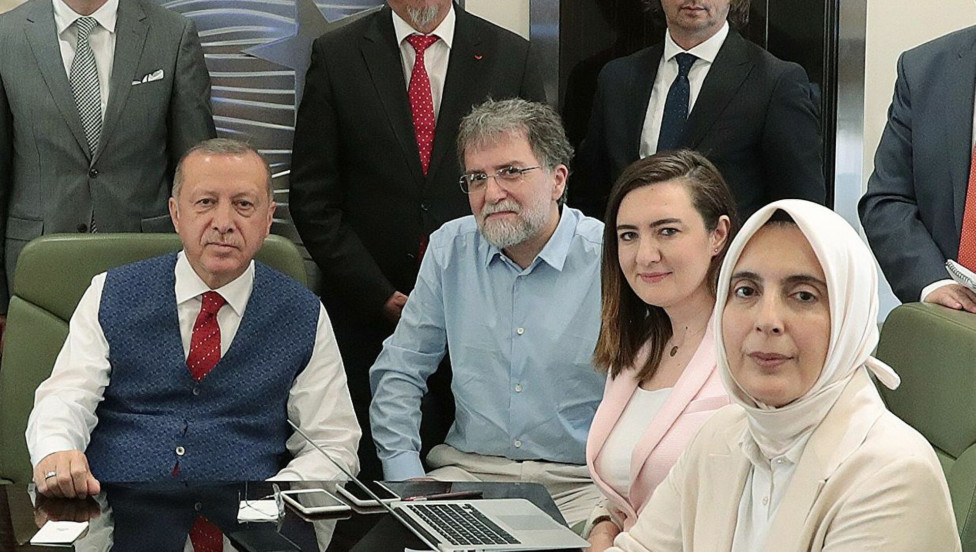 AKP'ye yakınlığı ile bilinen Ahmet Hakan iktidarı hedef aldı