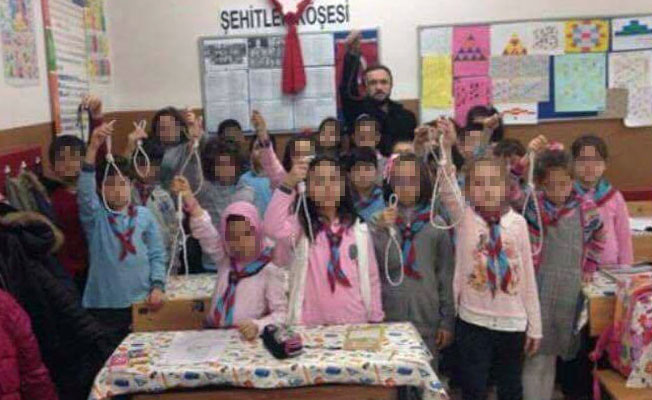 O öğretmene ödül gibi ceza: Kınama!