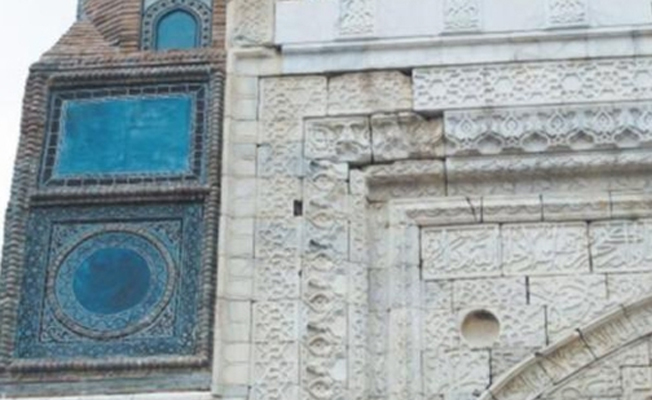 750 yıllık Gökmedrese'nin çinileri asitle kazındı, maviye boyandı!