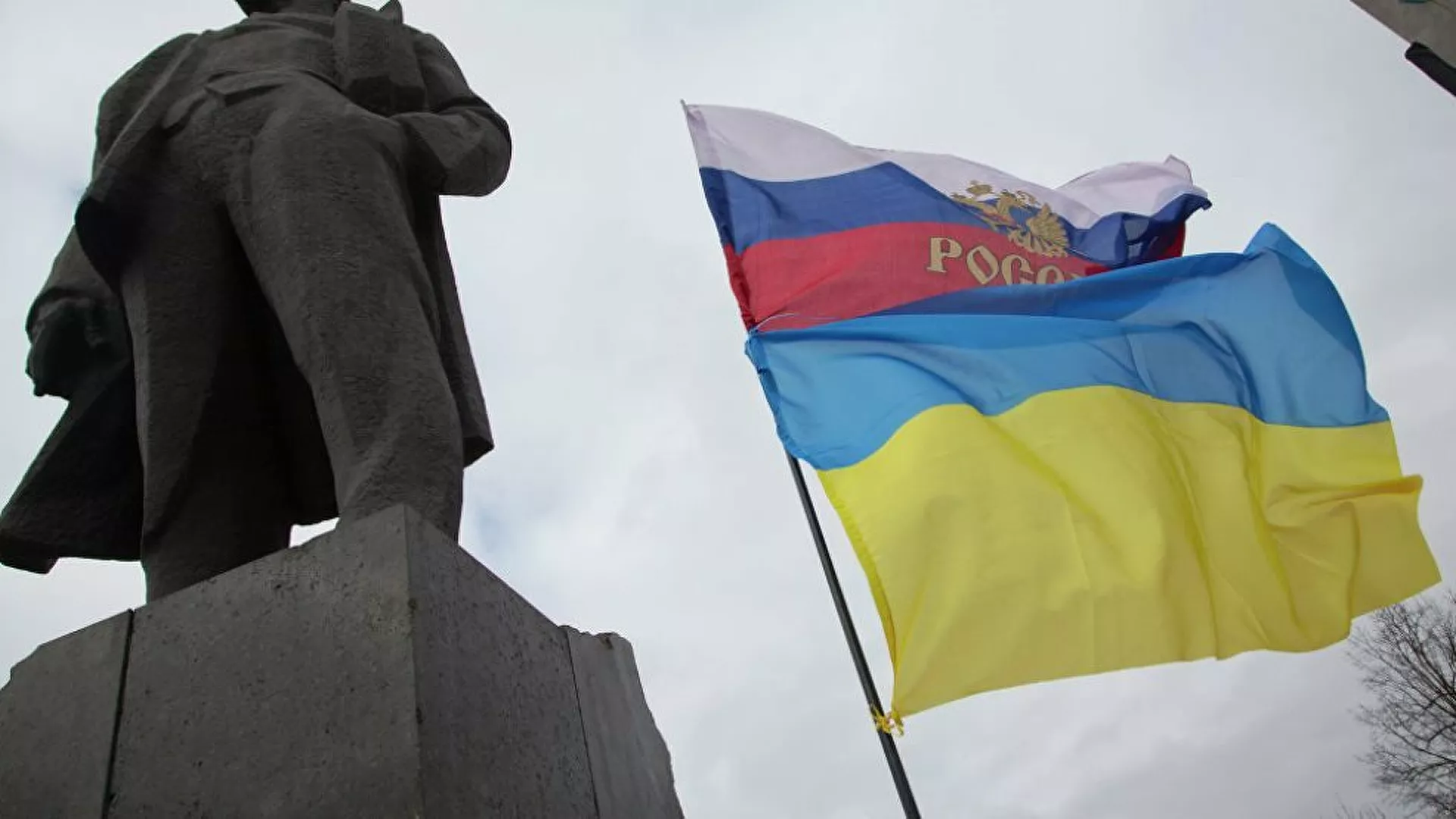 Rus diplomatlar Ukrayna'dan ayrılmaya başladı