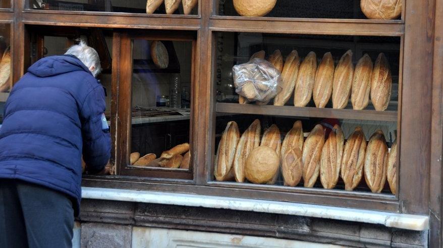 Vatandaş ekmeğinden de oldu: Bazen çöpten ekmek alıyorum