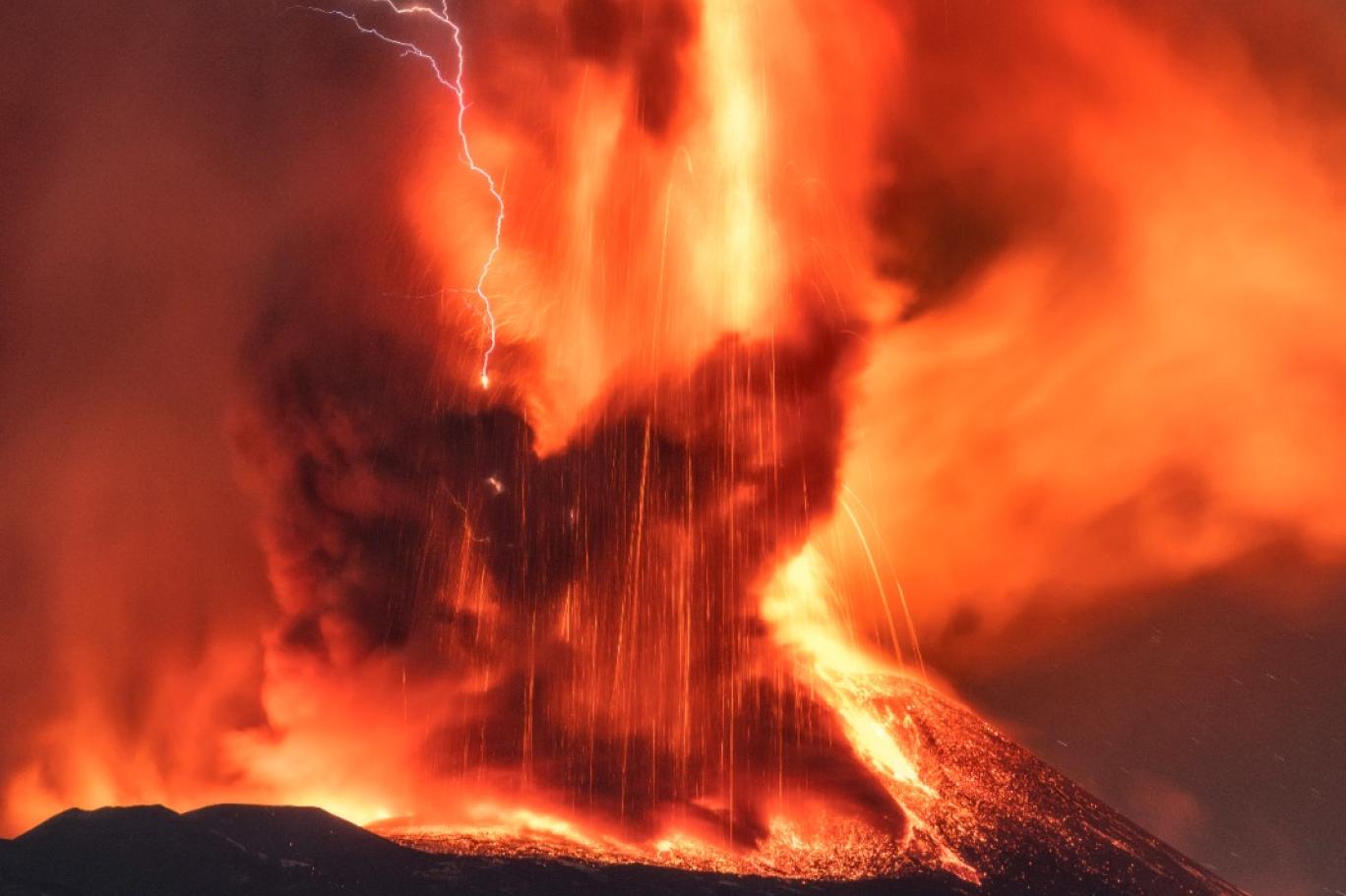 Etna Yanardağı'ndaki patlamada volkanik yıldırım oluştu